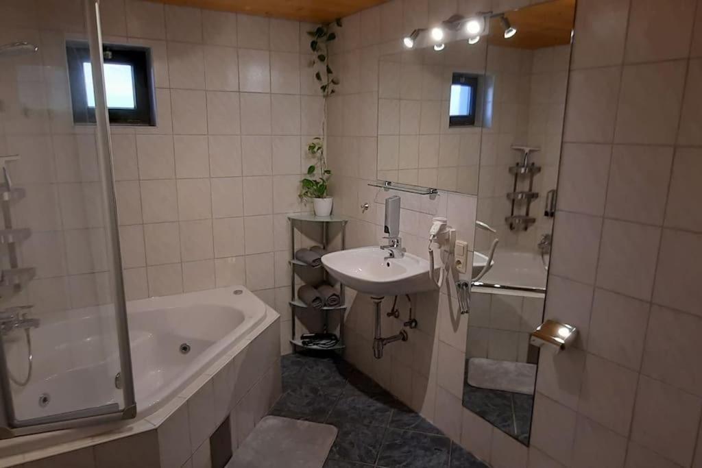 Ferienwohnung In Weyregg Am Attersee Exteriör bild